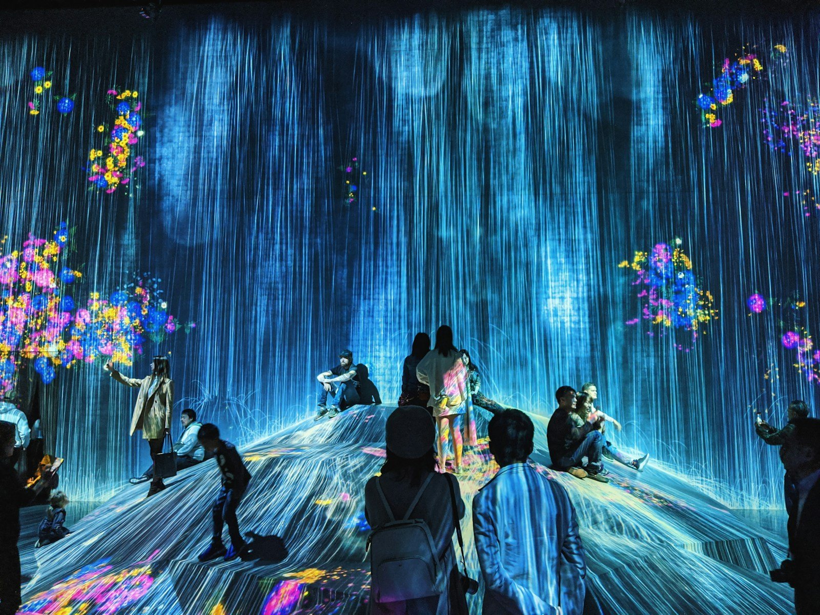 Exploring the Intersection of Technology and Art: Digital Innovation in the Creative Sphere